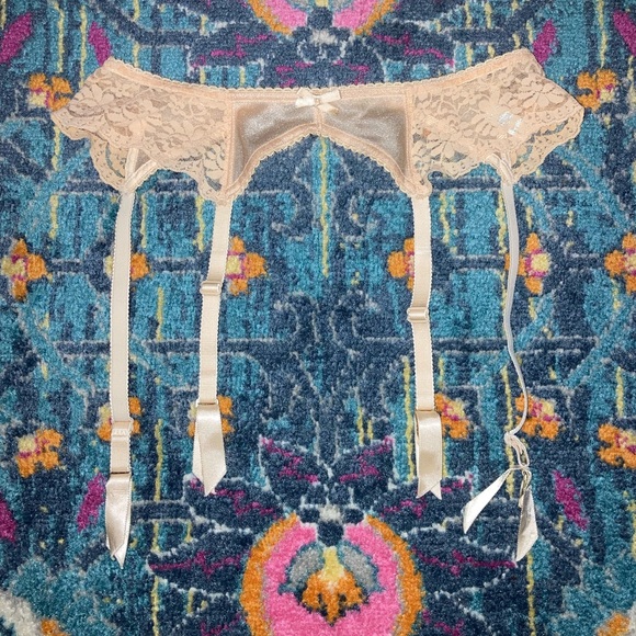 Vintage Garter Belt - Picture 2 of 5